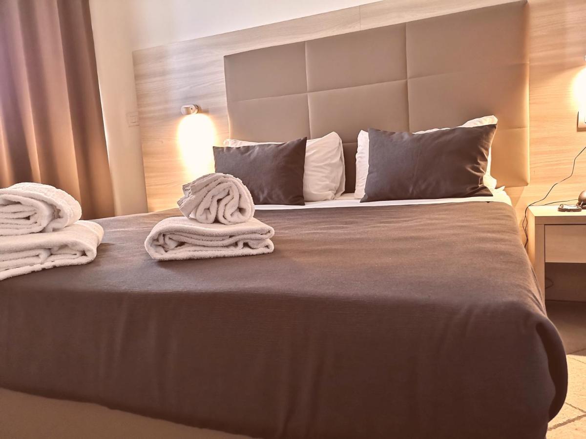 Academy Hotel فيوميتشينو المظهر الخارجي الصورة