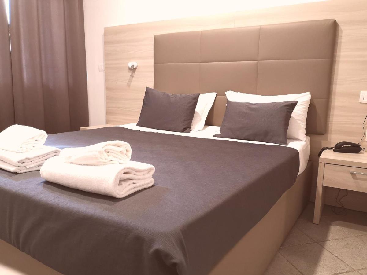 Academy Hotel فيوميتشينو المظهر الخارجي الصورة