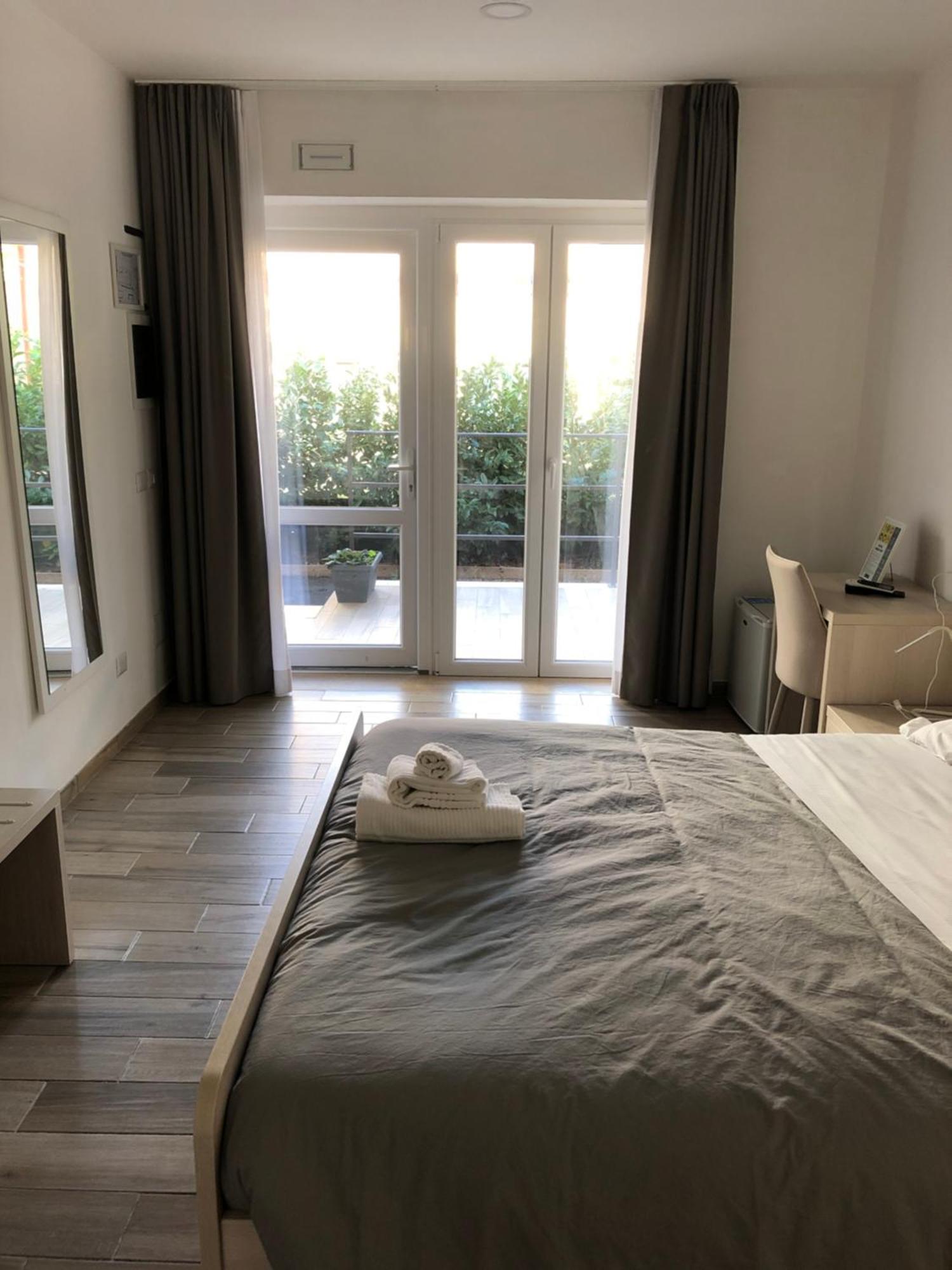 Academy Hotel فيوميتشينو المظهر الخارجي الصورة