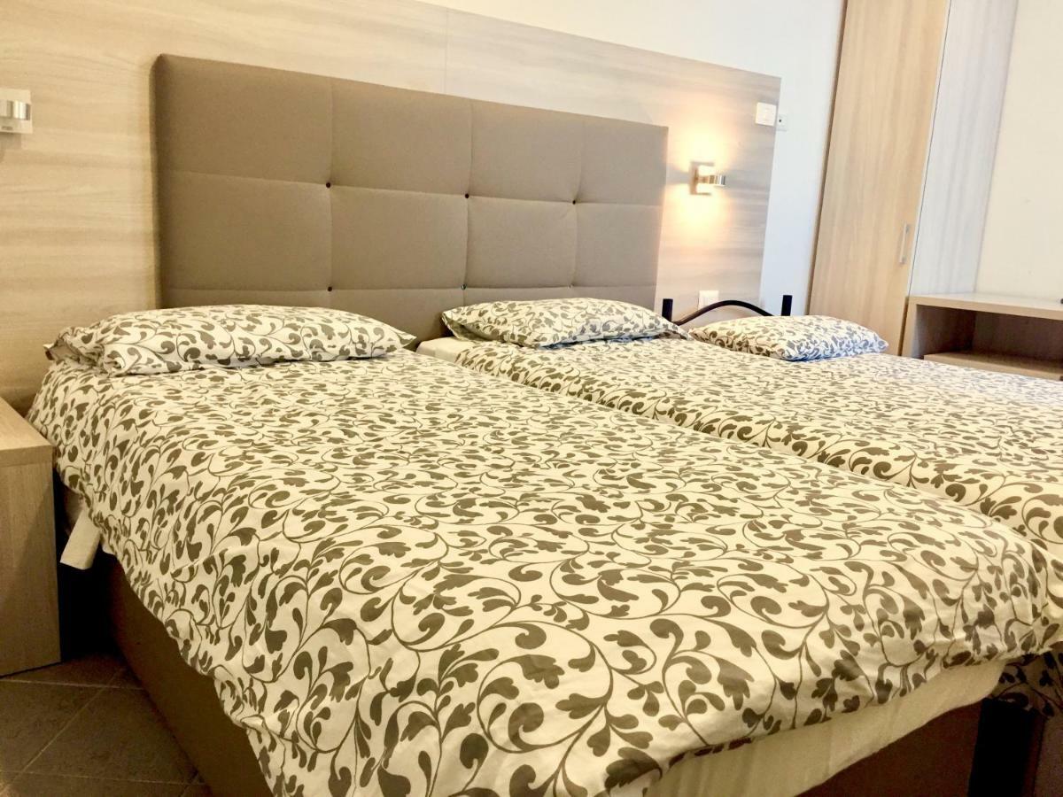 Academy Hotel فيوميتشينو المظهر الخارجي الصورة