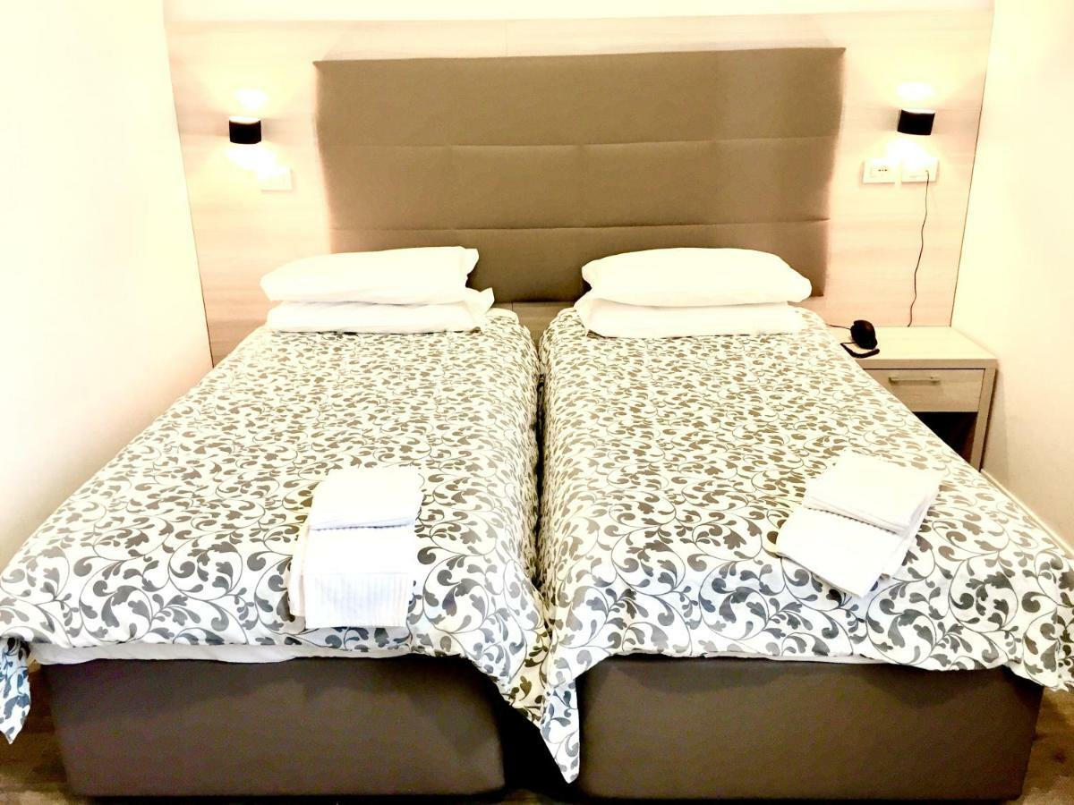 Academy Hotel فيوميتشينو المظهر الخارجي الصورة